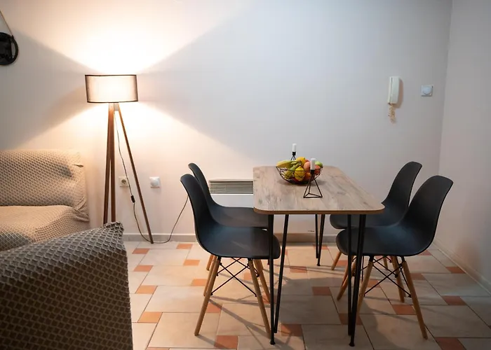 Mm Near Center, Free Parking *